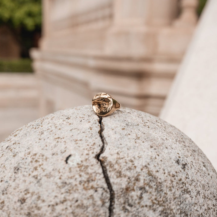 La Historia del Anillo de Sello de Oro: Significado y simbolismo