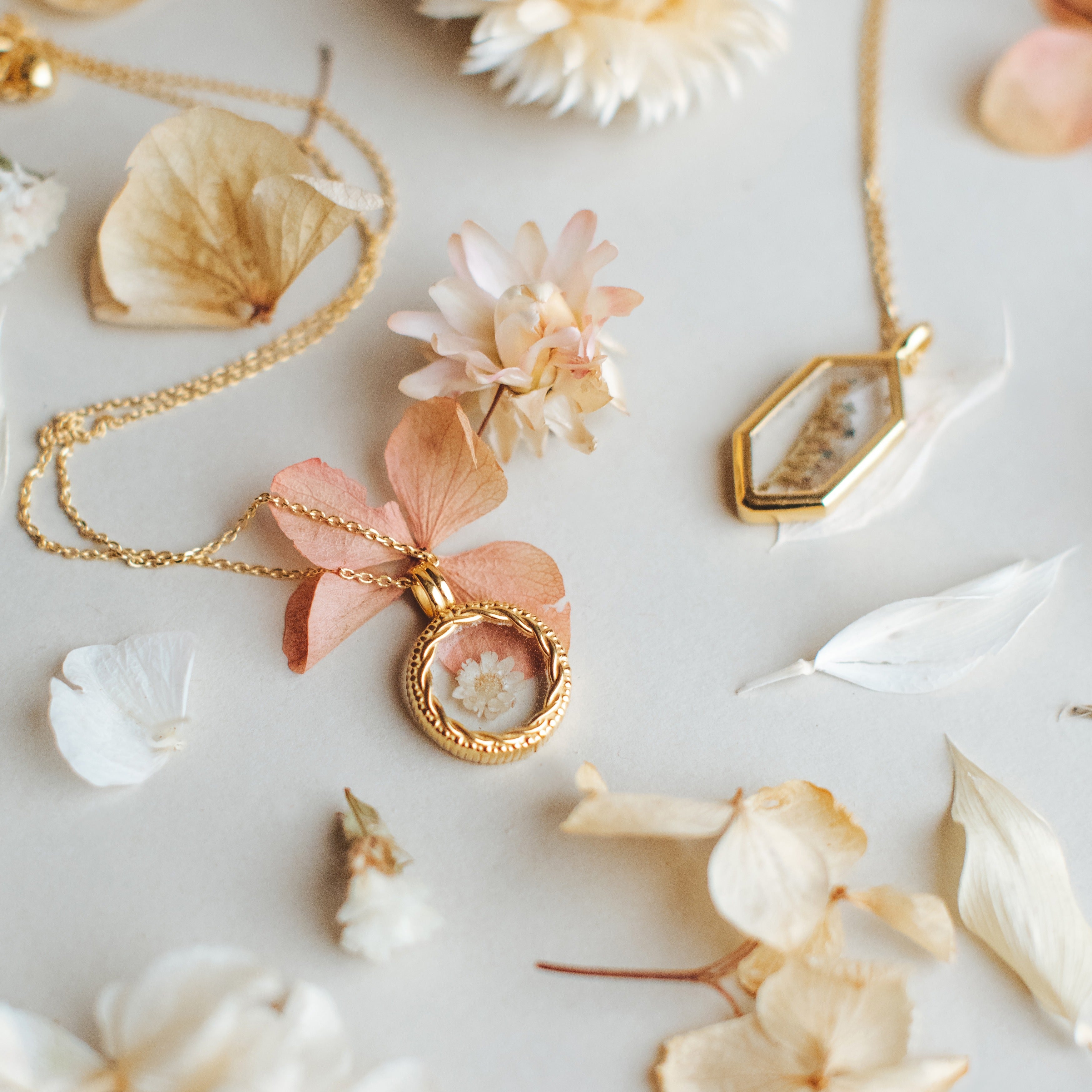 Joyas Artesanales Colgantes Oro y flores preservadas