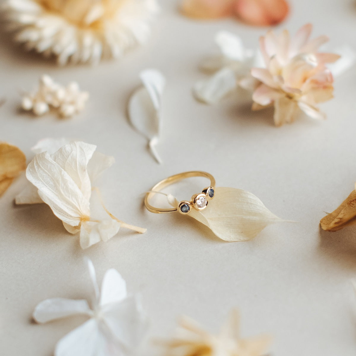 Anillo de oro Goya - Camomile Bouquet x Vanagloria Joyas