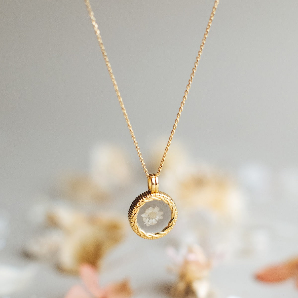 Joya Artesanal Colgante Oro y Flores Preservadas