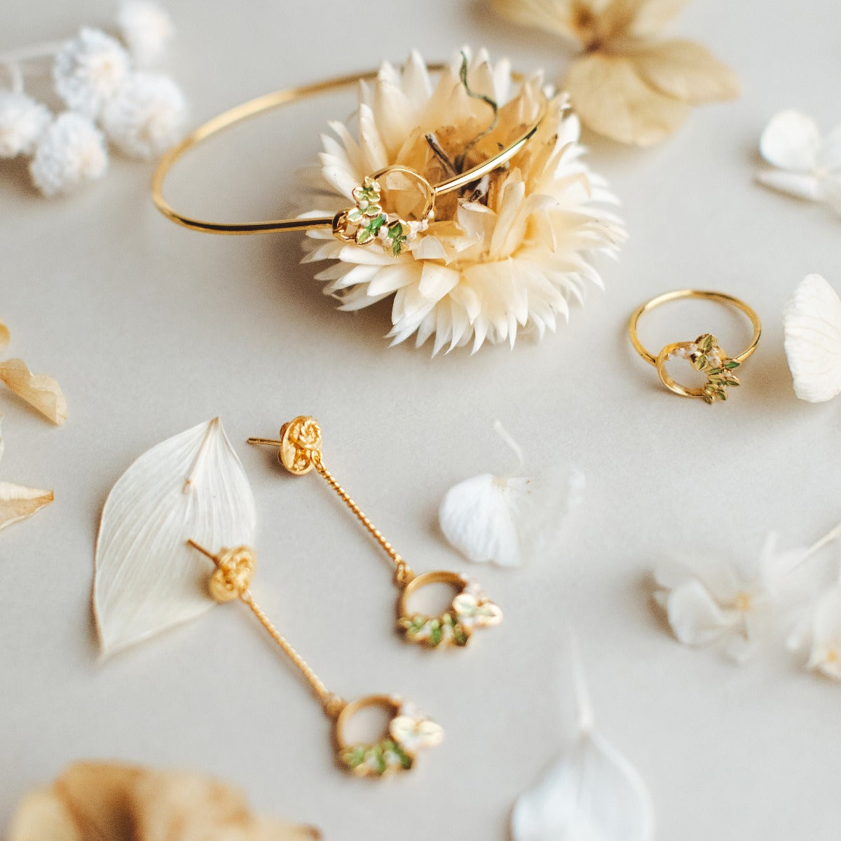 Joyas Artesanales Conjunto Anne Oro Vanagloria - Camomile Bouquet