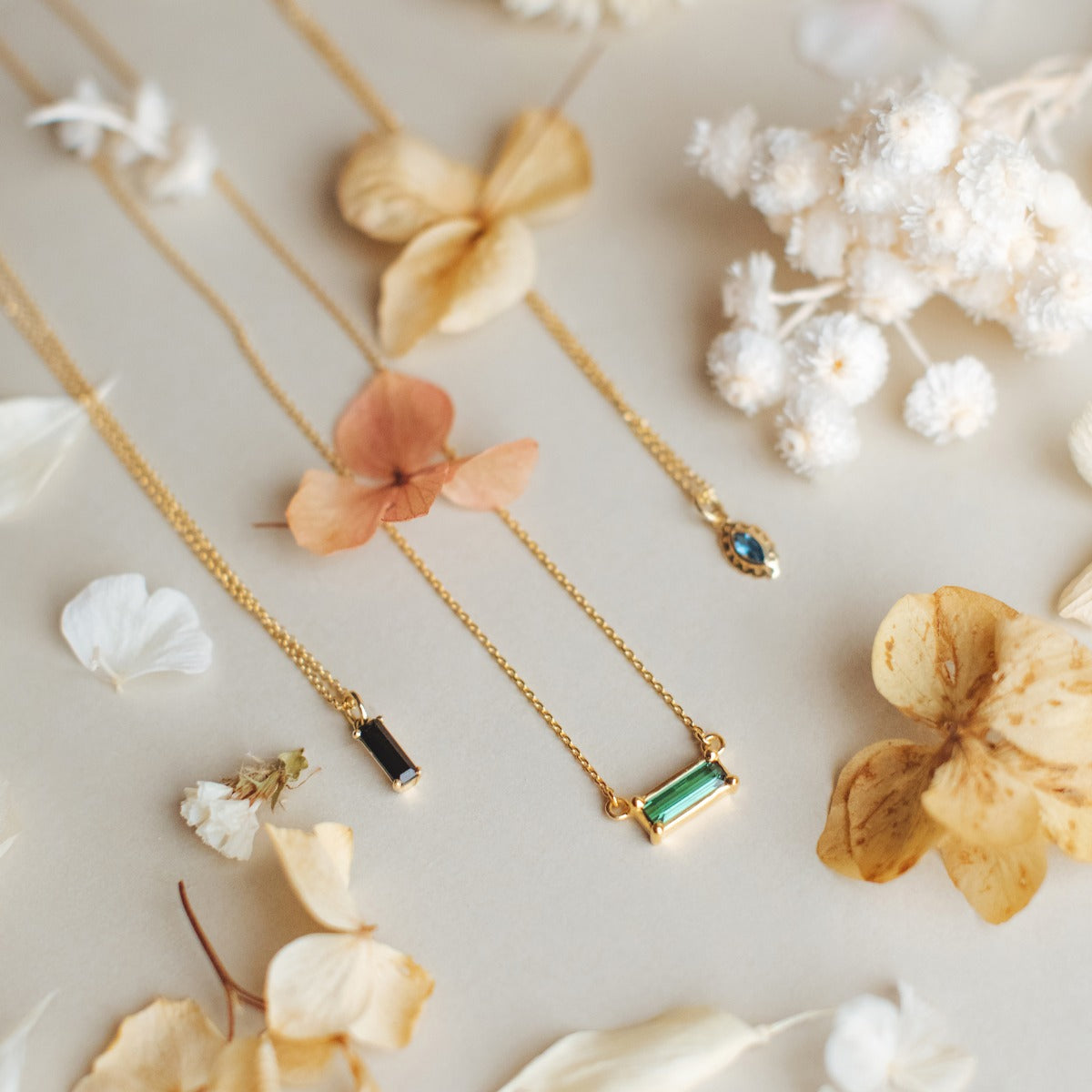 Joyas Artesanales Colgantes oro y piedras